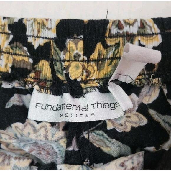 Fundamental Things Petite Shorts Black With Floral. 24/26 Inch Stretchy Waist - Picture 4 of 11